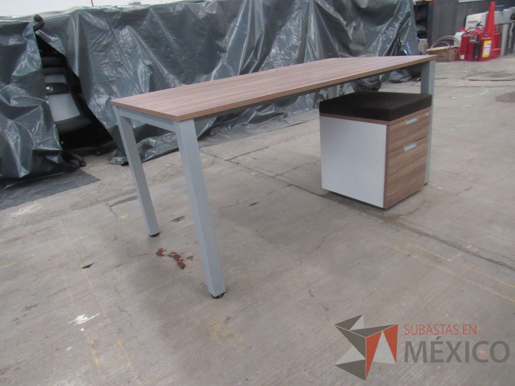 Lote 021 - Mesa de trabajo rectangular con base metálica, cubierta color café y archivero vertical de 2 cajones - Imagen 4