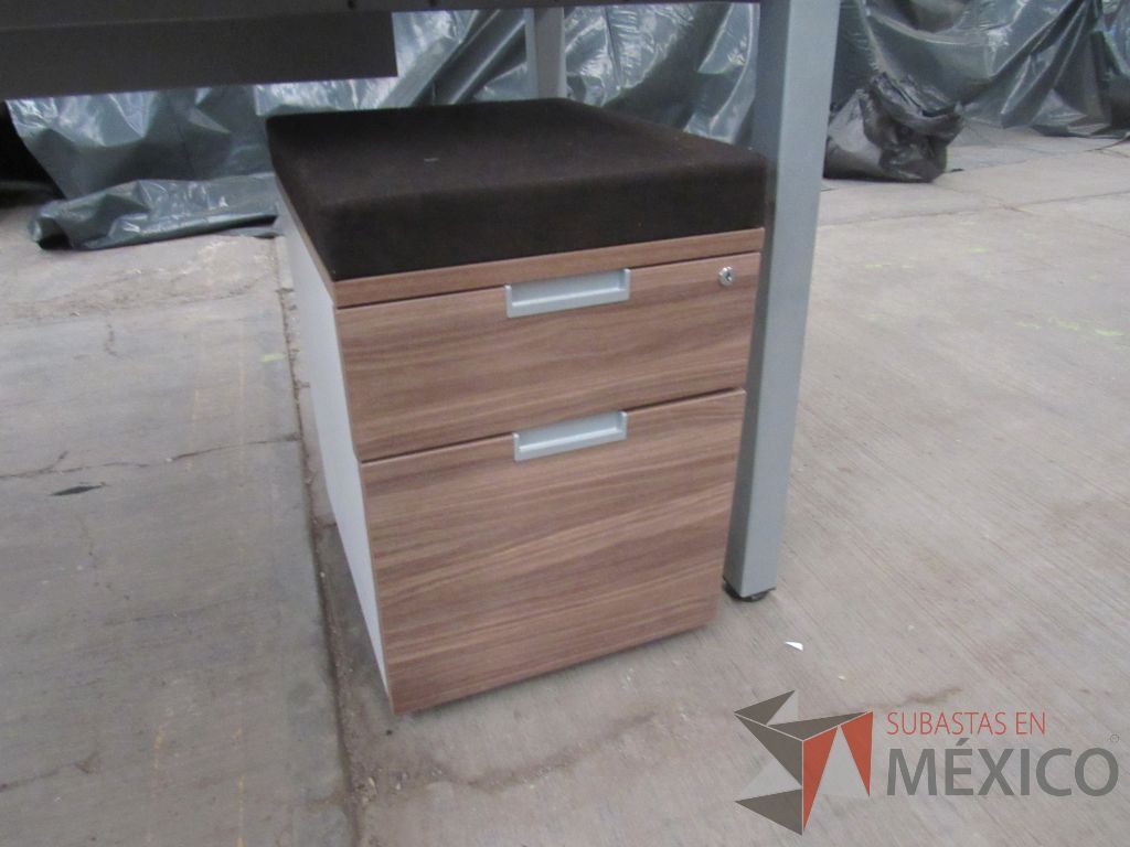 Lote 021 - Mesa de trabajo rectangular con base metálica, cubierta color café y archivero vertical de 2 cajones - Imagen 7