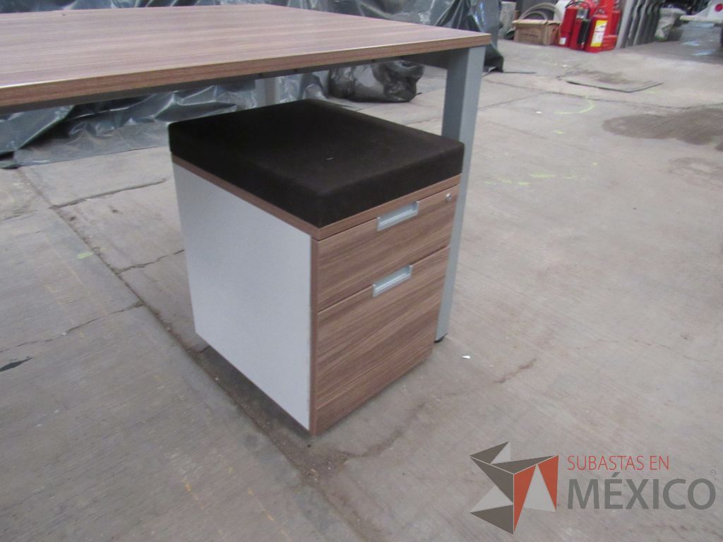 Lote 021 - Mesa de trabajo rectangular con base metálica, cubierta color café y archivero vertical de 2 cajones - Imagen 8