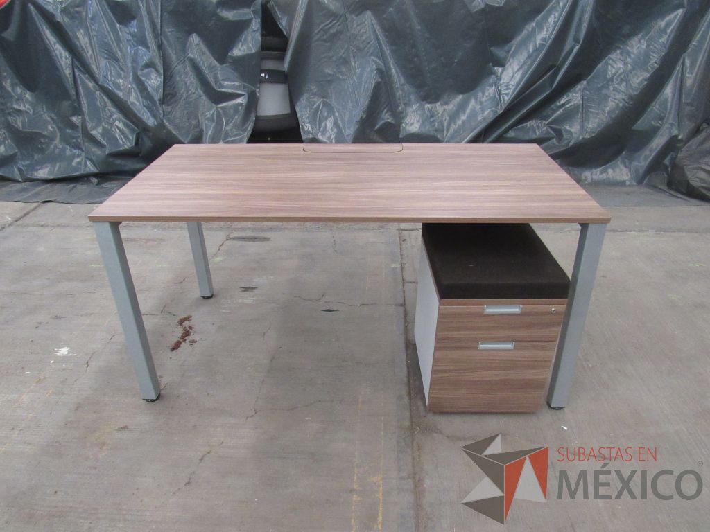 Lote 021 - Mesa de trabajo rectangular con base metálica, cubierta color café y archivero vertical de 2 cajones - Imagen 10