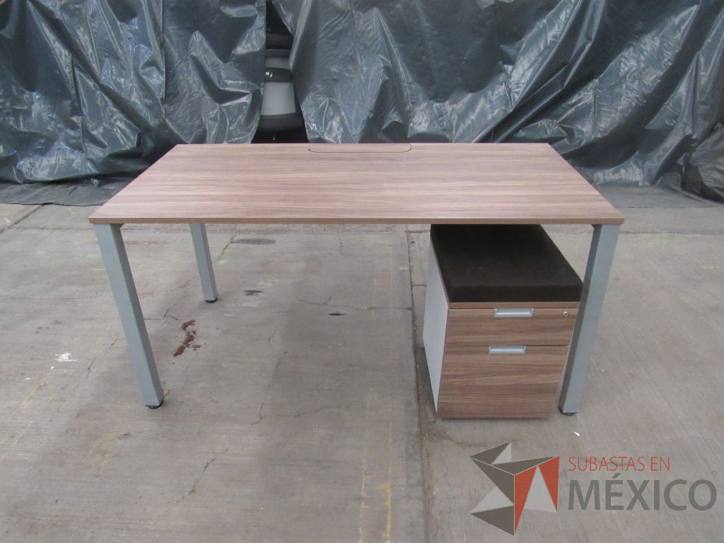 Lote 021 - Mesa de trabajo rectangular con base metálica, cubierta color café y archivero vertical de 2 cajones