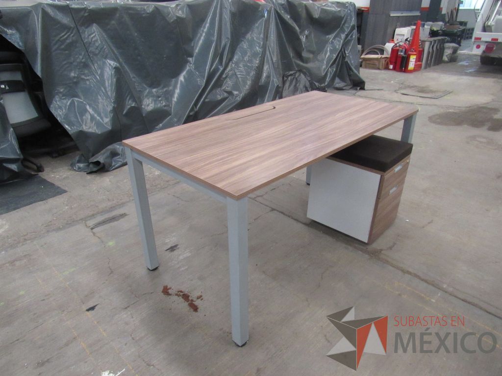 Lote 021 - Mesa de trabajo rectangular con base metálica, cubierta color café y archivero vertical de 2 cajones - Imagen 11