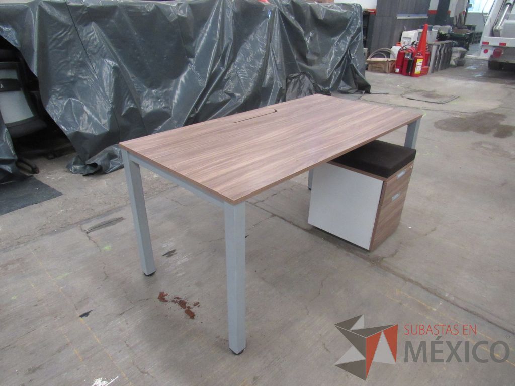 Lote 021 - Mesa de trabajo rectangular con base metálica, cubierta color café y archivero vertical de 2 cajones - Imagen 12