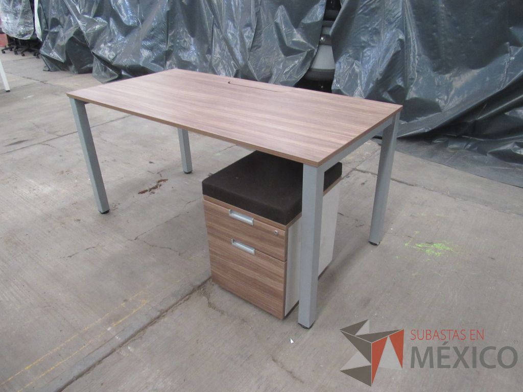 Lote 021 - Mesa de trabajo rectangular con base metálica, cubierta color café y archivero vertical de 2 cajones - Imagen 14
