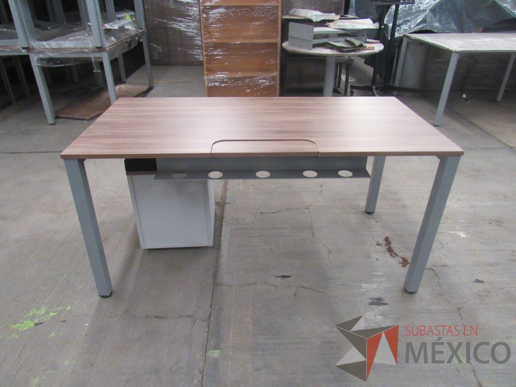 Lote 021 - Mesa de trabajo rectangular con base metálica, cubierta color café y archivero vertical de 2 cajones - Imagen 17