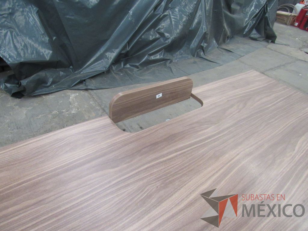 Lote 021 - Mesa de trabajo rectangular con base metálica, cubierta color café y archivero vertical de 2 cajones - Imagen 18