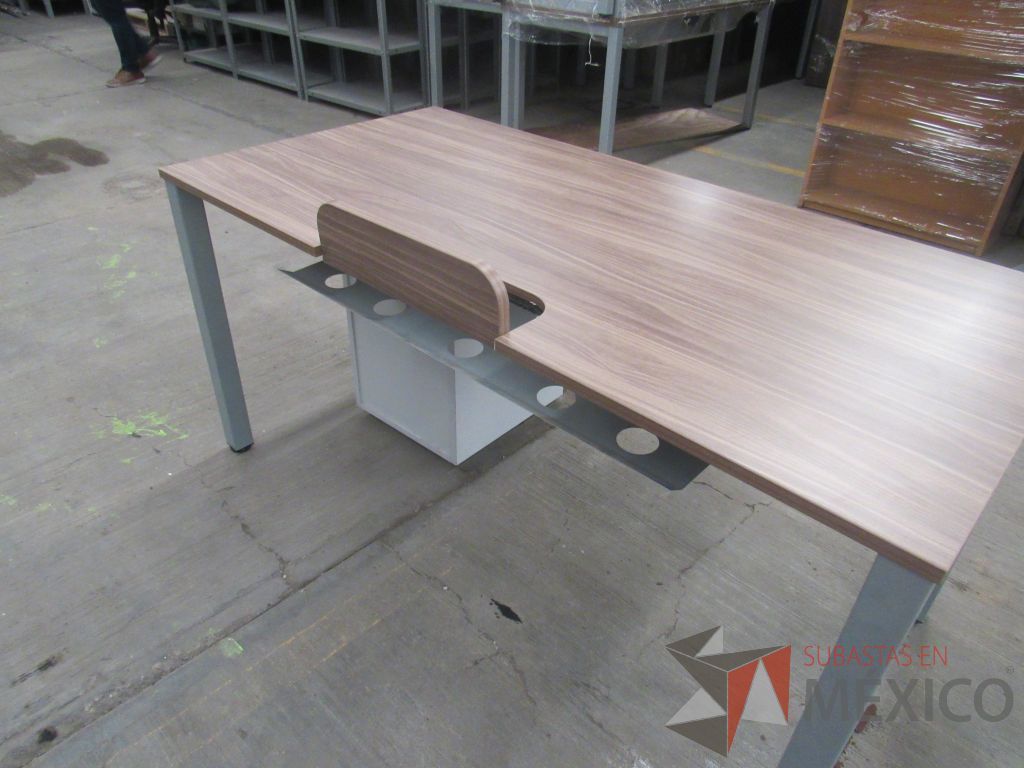 Lote 021 - Mesa de trabajo rectangular con base metálica, cubierta color café y archivero vertical de 2 cajones - Imagen 19