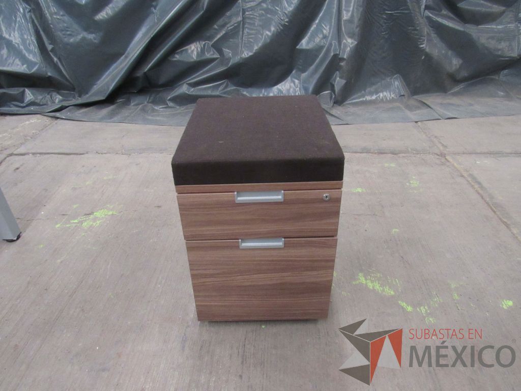 Lote 021 - Mesa de trabajo rectangular con base metálica, cubierta color café y archivero vertical de 2 cajones - Imagen 20