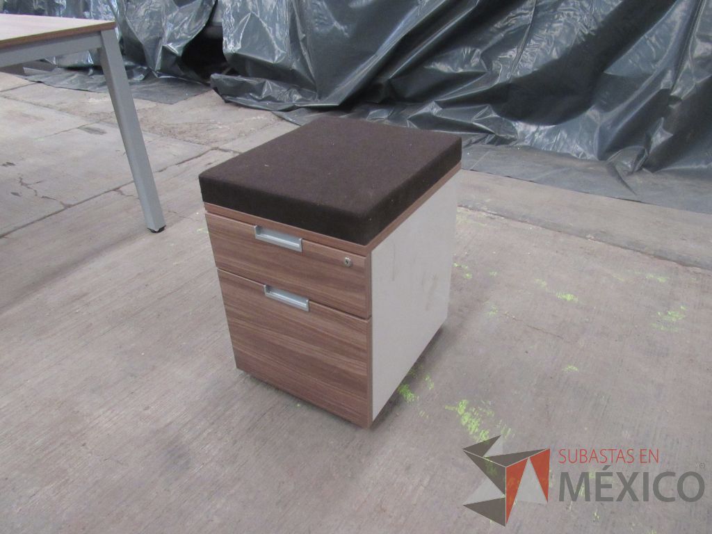 Lote 022 - 2 Mesas de trabajo rectangular con base metálica, cubierta color café y archivero vertical de 2 cajones - Imagen 21