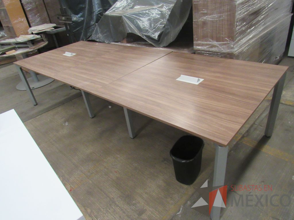 Lote 019 - Mesa de sala de juntas para 10 personas con base metálica y cubierta color café en 3 piezas - Imagen 4