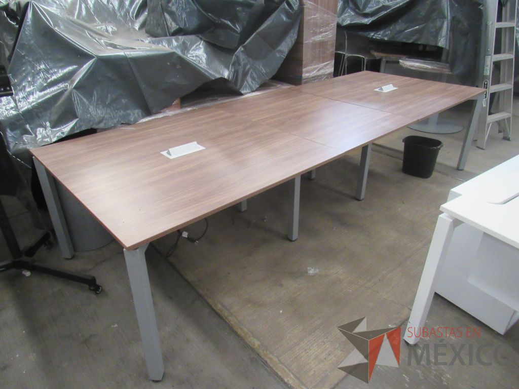 Lote 070 - Mesa de sala de juntas para 10 personas con base metálica y cubierta color café en 3 piezas - Imagen 9