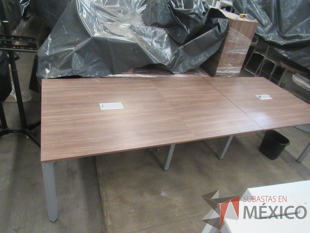 Lote 066 - Mesa de sala de juntas para 10 personas con base metálica y cubierta color café en 3 piezas - Imagen 6