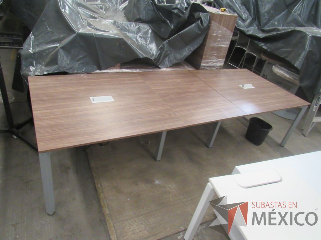 Lote 019 - Mesa de sala de juntas para 10 personas con base metálica y cubierta color café en 3 piezas - Imagen 6