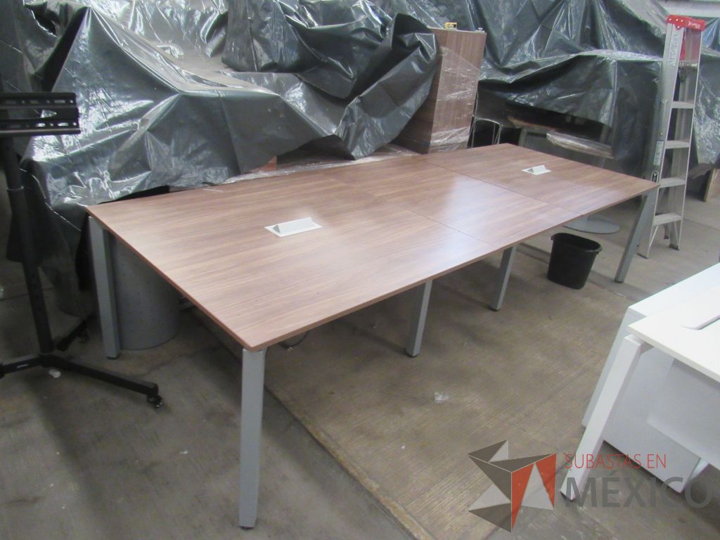Lote 070 - Mesa de sala de juntas para 10 personas con base metálica y cubierta color café en 3 piezas - Imagen 6