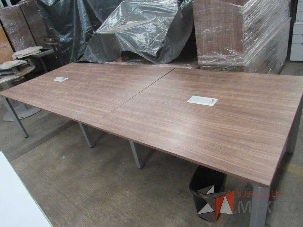 Lote 019 - Mesa de sala de juntas para 10 personas con base metálica y cubierta color café en 3 piezas - Imagen 13