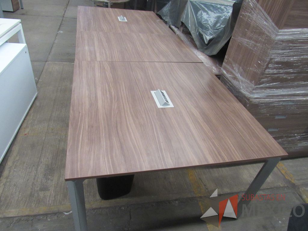 Lote 070 - Mesa de sala de juntas para 10 personas con base metálica y cubierta color café en 3 piezas - Imagen 3