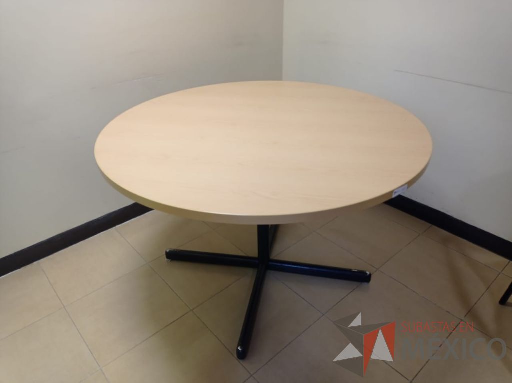 Lote 001 - Mesa de trabajo redonda con patas metálicas color beige - Imagen 2
