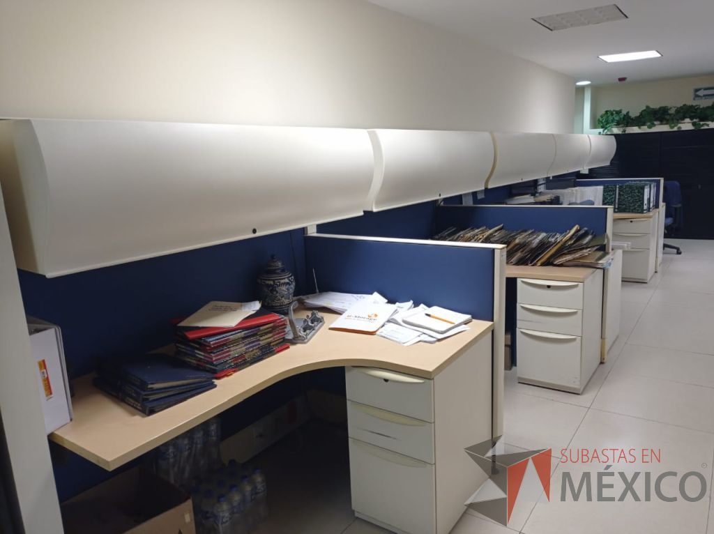 Lote 036 - Estación de trabajo lineal para 5 personas con 5 archiveros metálicos de 3 cajones y 5 gavetas con puerta corrediza - Imagen 3