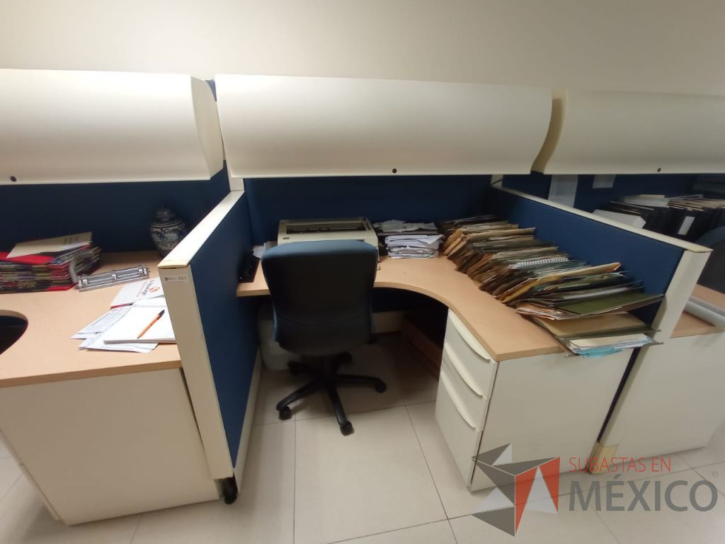 Lote 036 - Estación de trabajo lineal para 5 personas con 5 archiveros metálicos de 3 cajones y 5 gavetas con puerta corrediza - Imagen 2