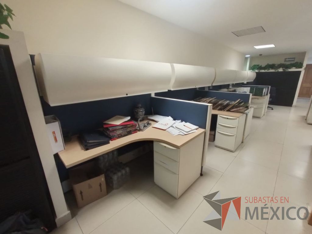 Lote 036 - Estación de trabajo lineal para 5 personas con 5 archiveros metálicos de 3 cajones y 5 gavetas con puerta corrediza