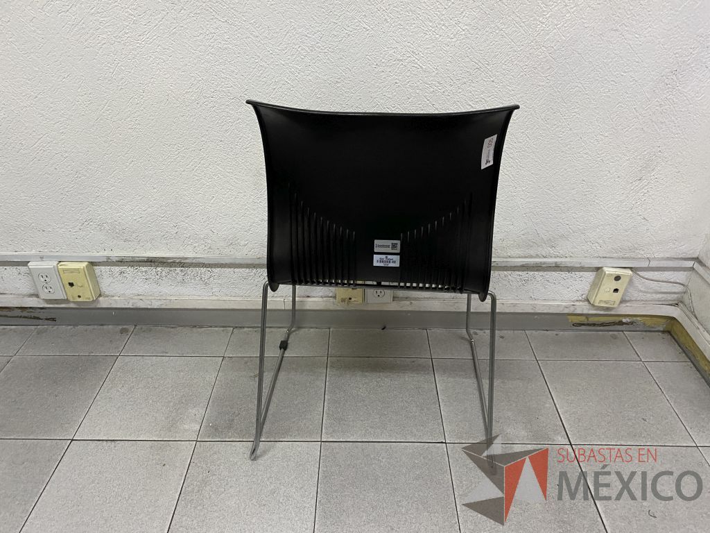 Lote 002 - 4 Sillas de visita con base metálica, asiento y respaldo liso color negro - Imagen 5