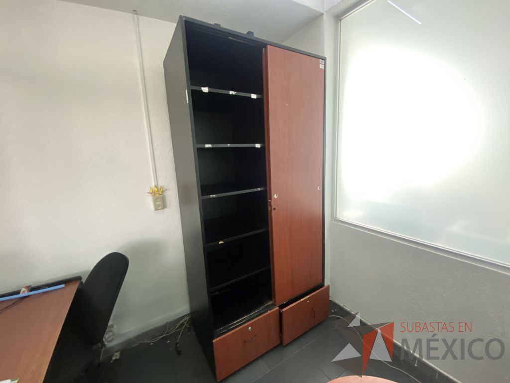 Lote 051 - Gabinete con 2 puertas, 2 cajones color negro y tapas color café