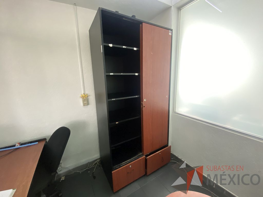 Lote 051 - Gabinete con 2 puertas, 2 cajones color negro y tapas color café - Imagen 3