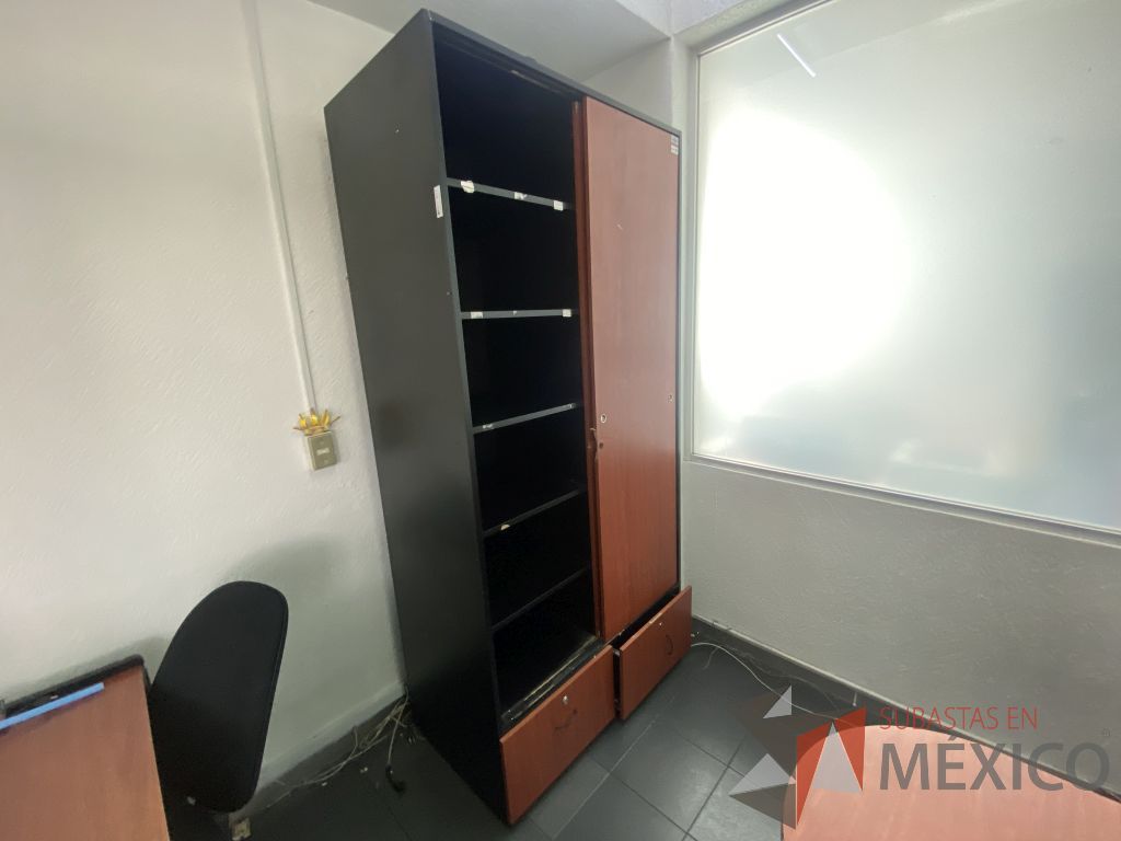 Lote 051 - Gabinete con 2 puertas, 2 cajones color negro y tapas color café - Imagen 4