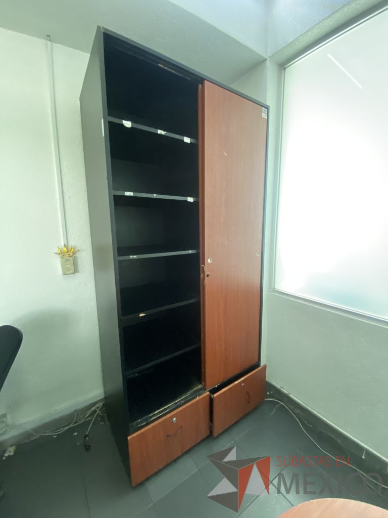 Lote 051 - Gabinete con 2 puertas, 2 cajones color negro y tapas color café - Imagen 6