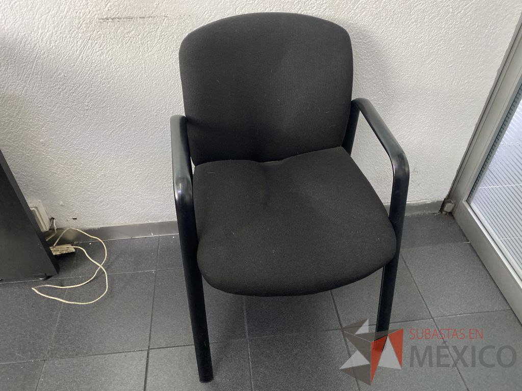 Lote 020 - 4 Sillas de visita con 4 patas metálicas, asiento y respaldo en tela color negro