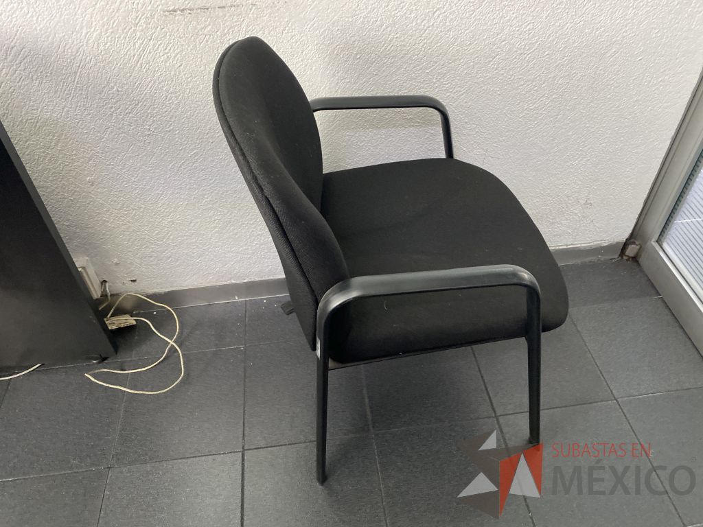 Lote 020 - 4 Sillas de visita con 4 patas metálicas, asiento y respaldo en tela color negro - Imagen 2