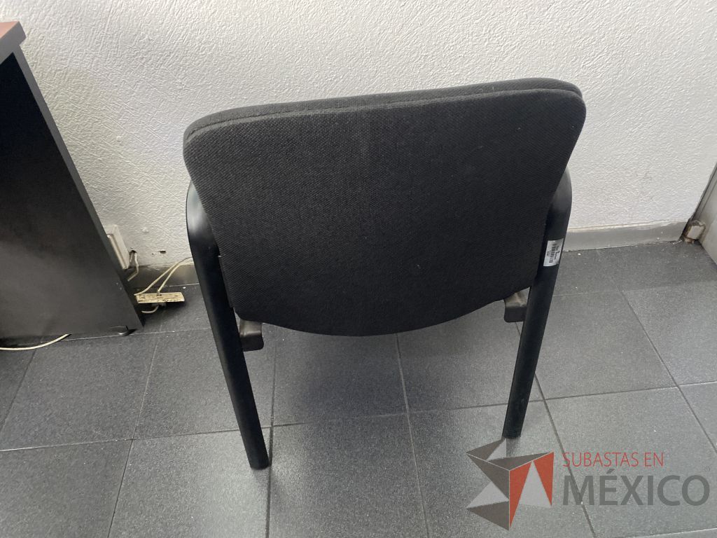 Lote 020 - 4 Sillas de visita con 4 patas metálicas, asiento y respaldo en tela color negro - Imagen 3