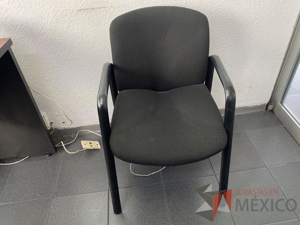 Lote 020 - 4 Sillas de visita con 4 patas metálicas, asiento y respaldo en tela color negro - Imagen 4