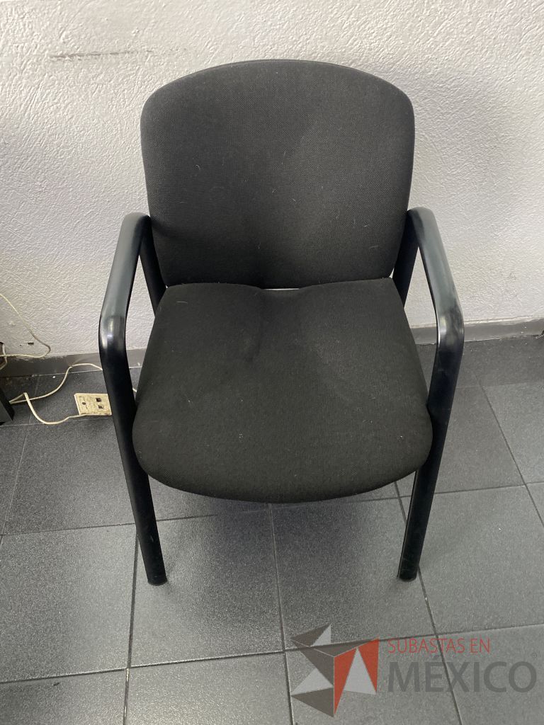 Lote 020 - 4 Sillas de visita con 4 patas metálicas, asiento y respaldo en tela color negro - Imagen 5