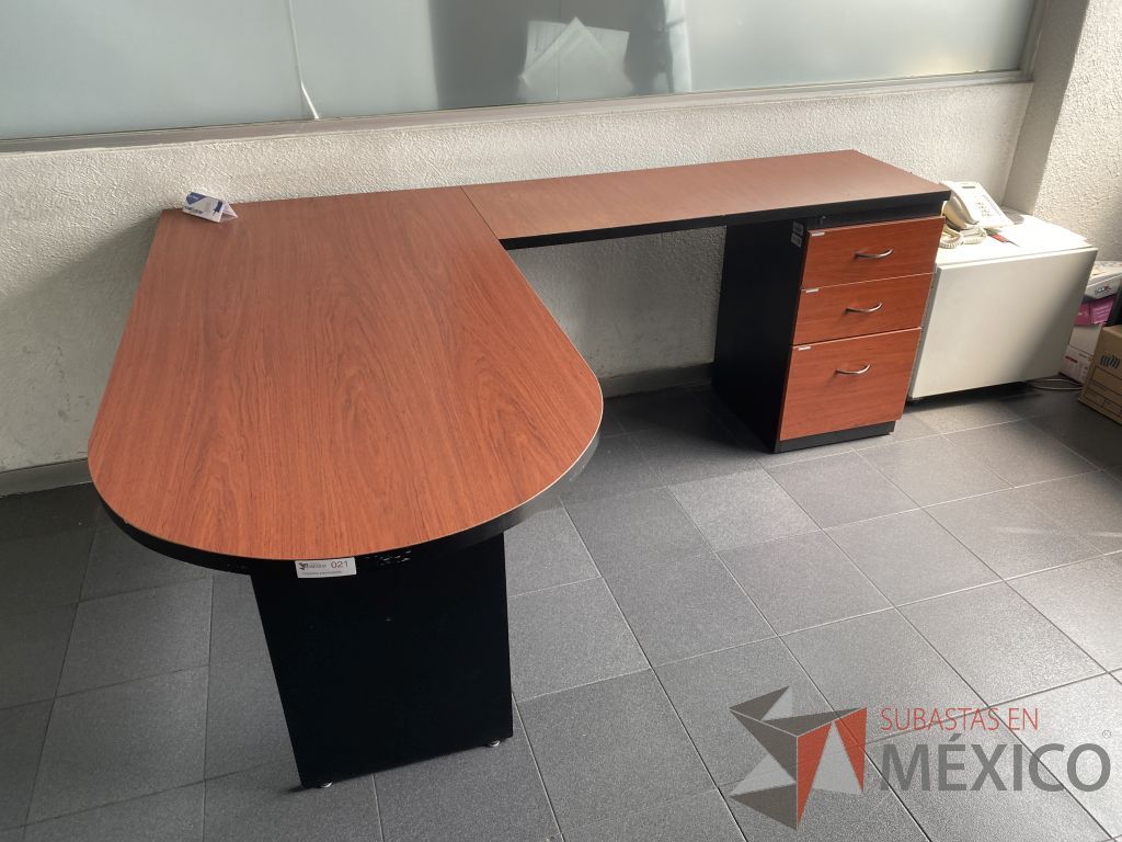Lote 055 - Escritorio en escuadra con archivero de pedestal de 3 cajones y cubierta color café