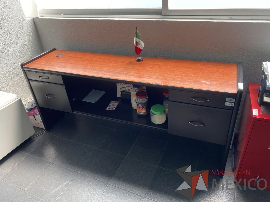 Lote 056 - Credenza con base color negro, 4 cajones y cubierta color café