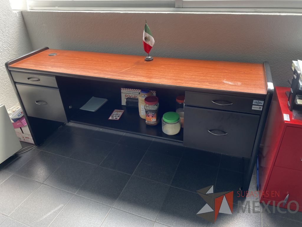 Lote 056 - Credenza con base color negro, 4 cajones y cubierta color café - Imagen 2