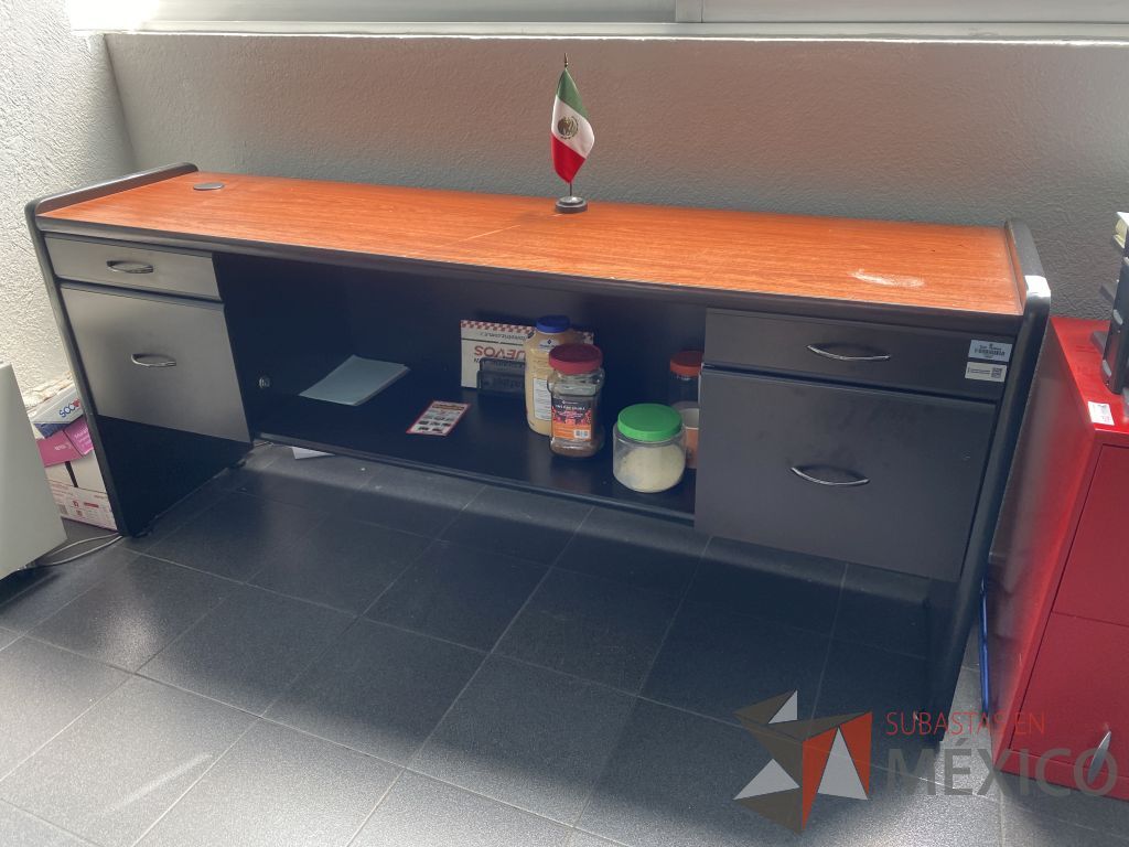 Lote 056 - Credenza con base color negro, 4 cajones y cubierta color café - Imagen 3