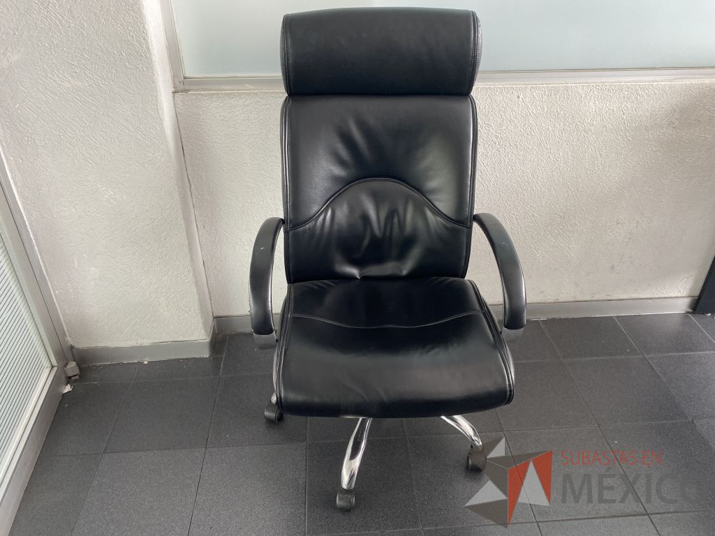 Lote 023 - Silla con ruedas, descansa brazos, asiento y respaldo tipo piel color negro