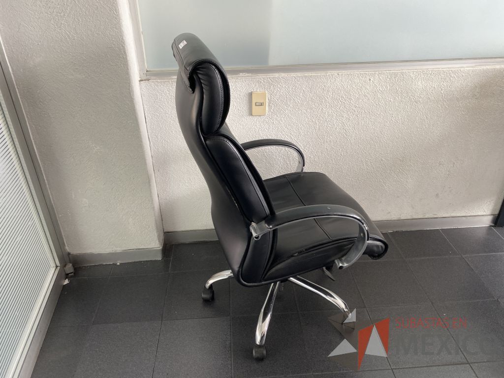 Lote 023 - Silla con ruedas, descansa brazos, asiento y respaldo tipo piel color negro - Imagen 3