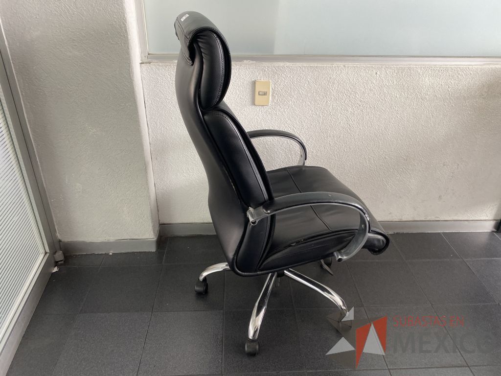 Lote 023 - Silla con ruedas, descansa brazos, asiento y respaldo tipo piel color negro - Imagen 4
