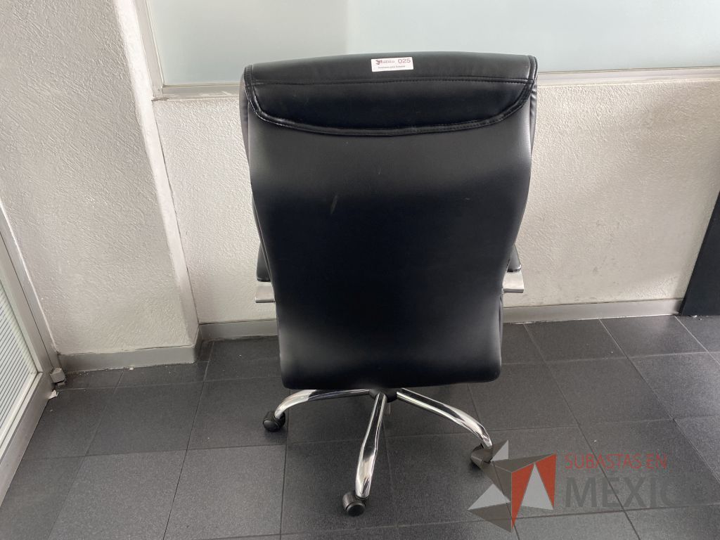 Lote 023 - Silla con ruedas, descansa brazos, asiento y respaldo tipo piel color negro - Imagen 5