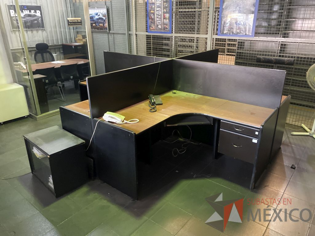 Lote 024 - Estación de trabajo para 4 personas con base color negro y cubiertas color café - Imagen 4