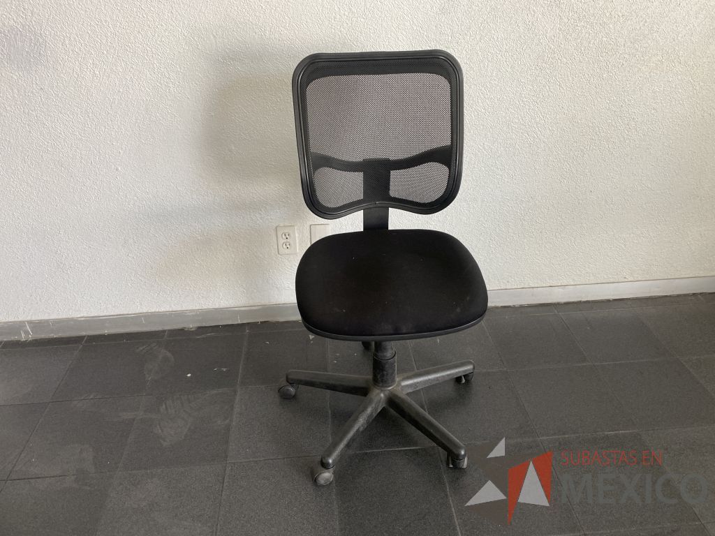 Lote 027 - Silla operativa con ruedas, asiento en tela y respaldo en malla color negro