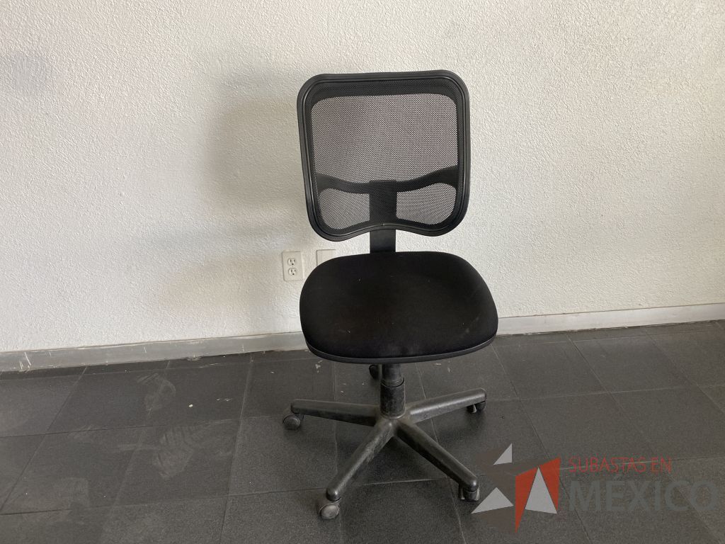 Lote 027 - Silla operativa con ruedas, asiento en tela y respaldo en malla color negro - Imagen 2