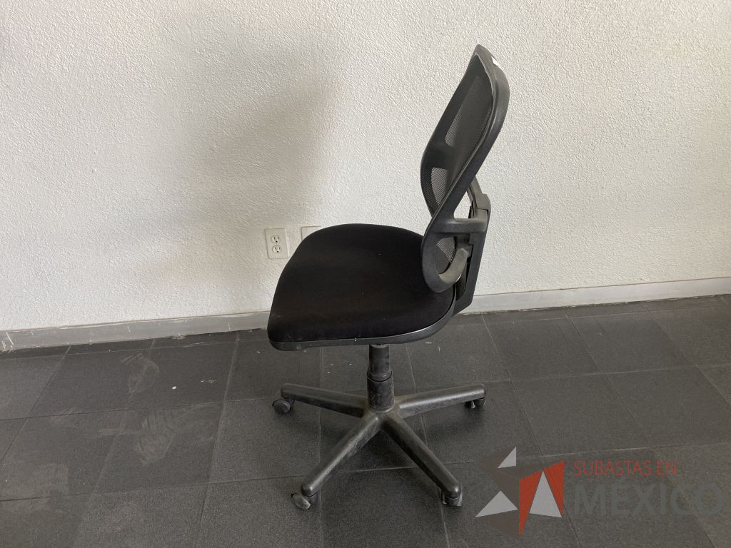 Lote 027 - Silla operativa con ruedas, asiento en tela y respaldo en malla color negro - Imagen 3