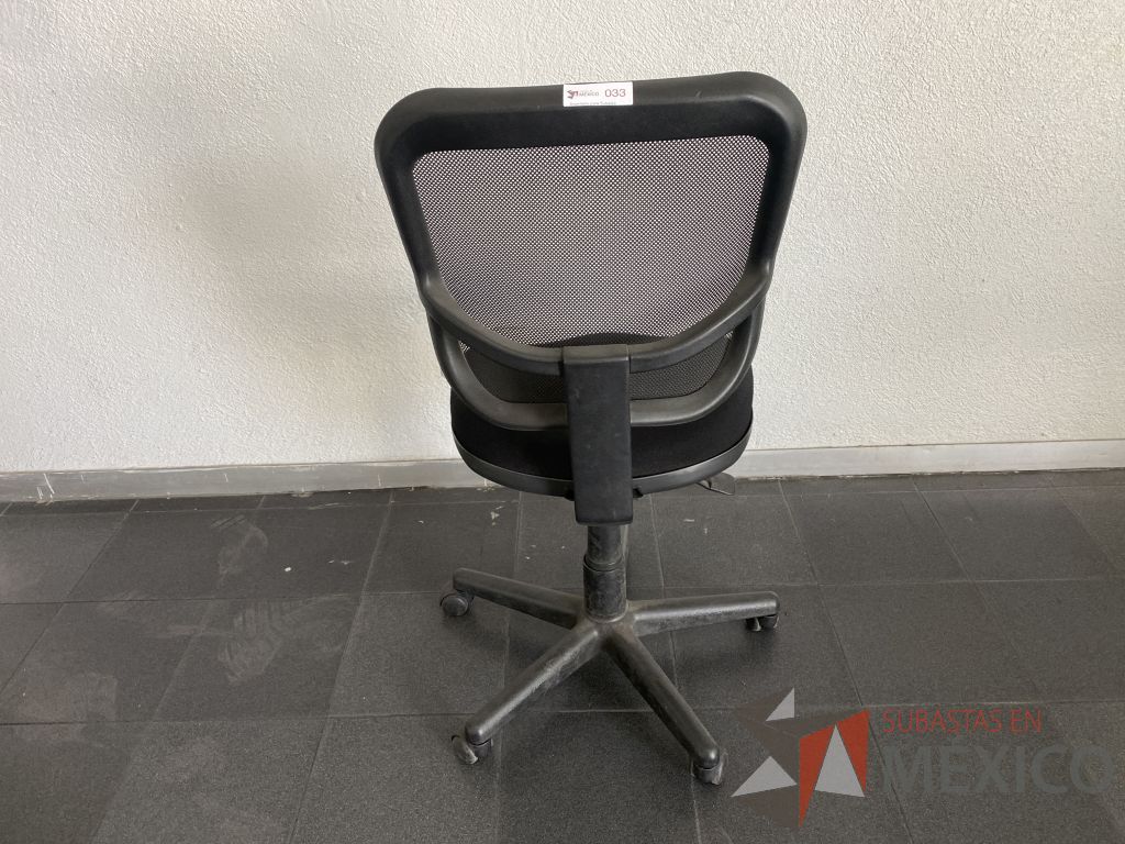Lote 027 - Silla operativa con ruedas, asiento en tela y respaldo en malla color negro - Imagen 4