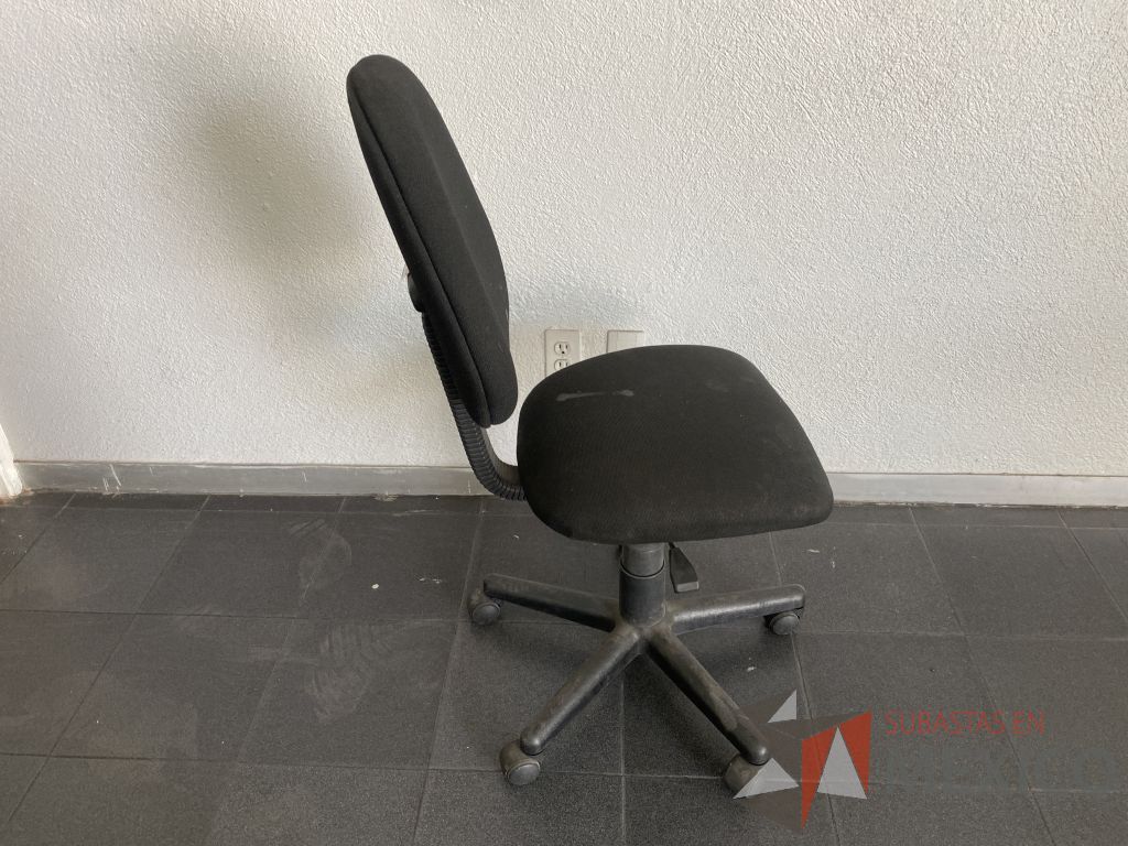 Lote 028 - Silla secretarial con ruedas, asiento y respaldo en tela color negro - Imagen 4