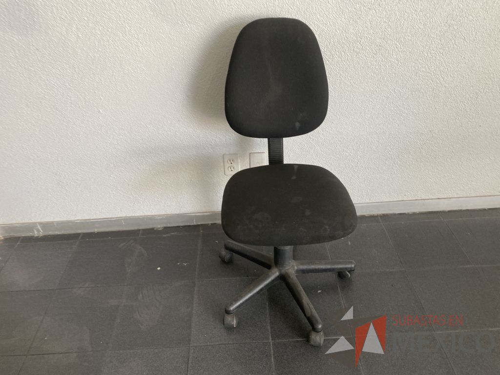 Lote 028 - Silla secretarial con ruedas, asiento y respaldo en tela color negro