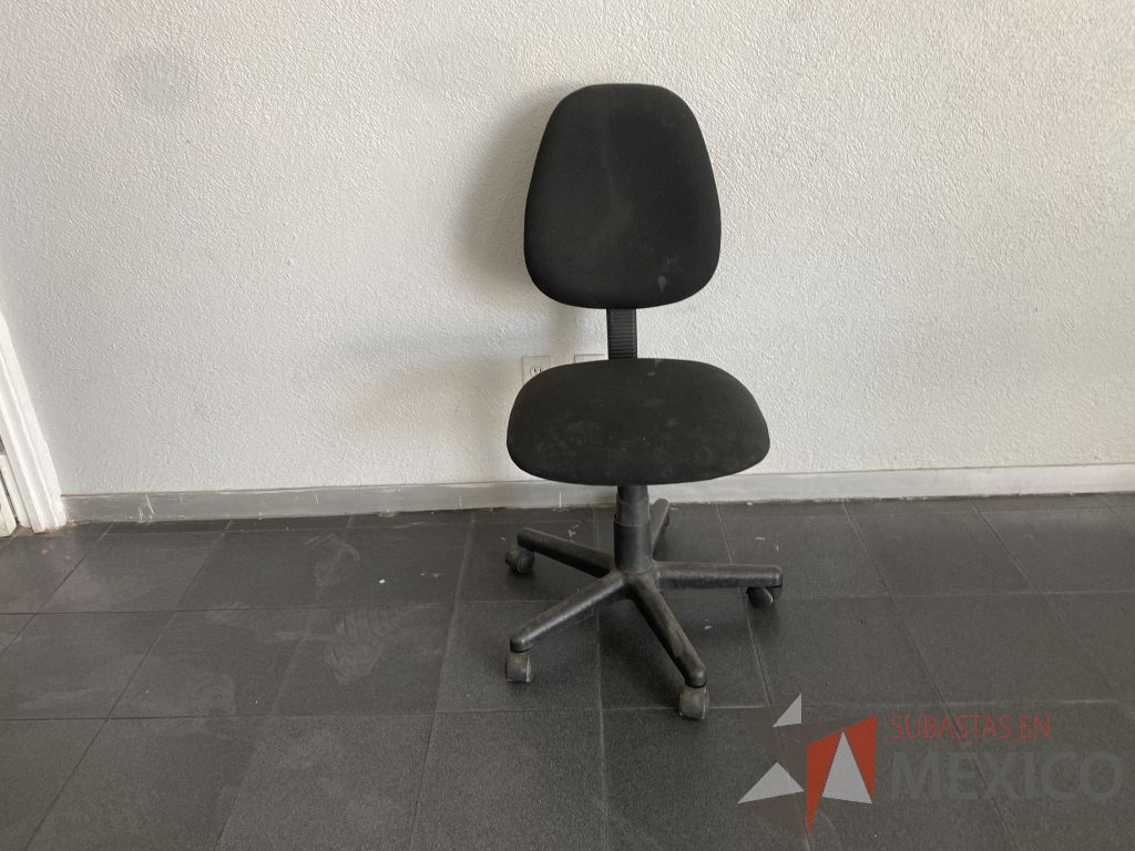 Lote 028 - Silla secretarial con ruedas, asiento y respaldo en tela color negro - Imagen 5